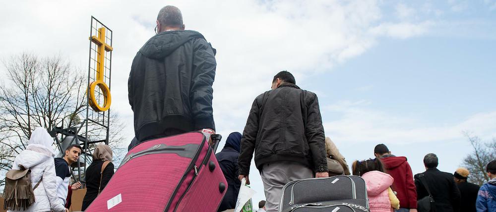 Syrische Flüchtlinge kommen im Grenzdurchgangslager Friedland im Landkreis Göttingen an. 