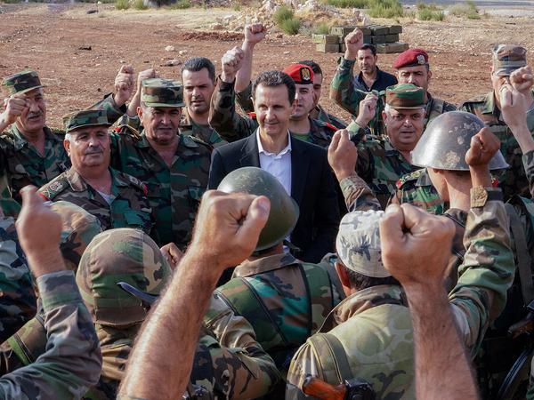 Wer nicht für ihn ist, den lässt Baschar al Assad (M.) gnadenlos bekämpfen.
