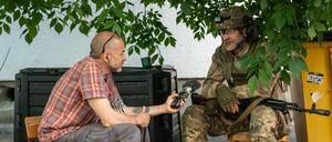 Der Kriegsreporter Crisitiano Tinazzo während eines Interviews mit einem ukrainischen Soldaten.