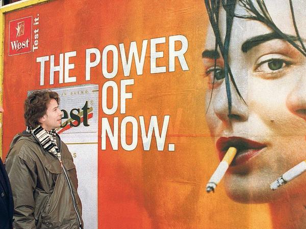 Ein Werbeplakat für Zigaretten 1997 in München. 