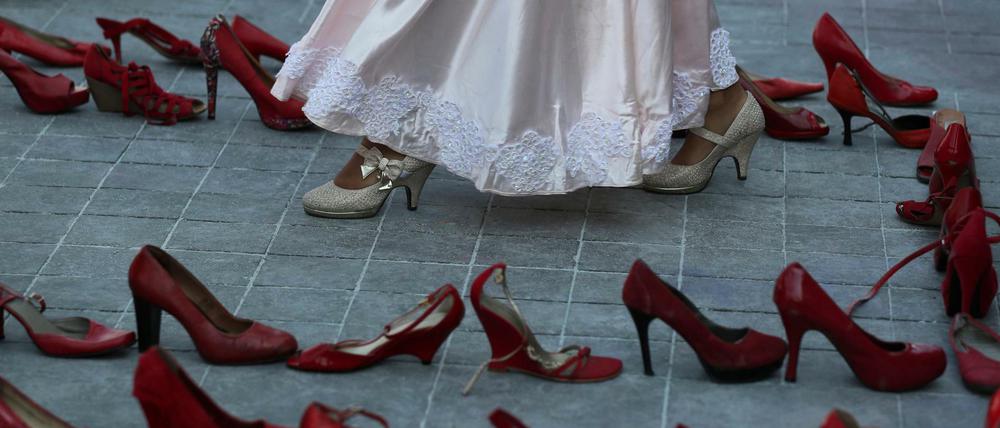 Die roten Schuhe symbolisieren in Mexiko die vielen ermordeten Frauen. 