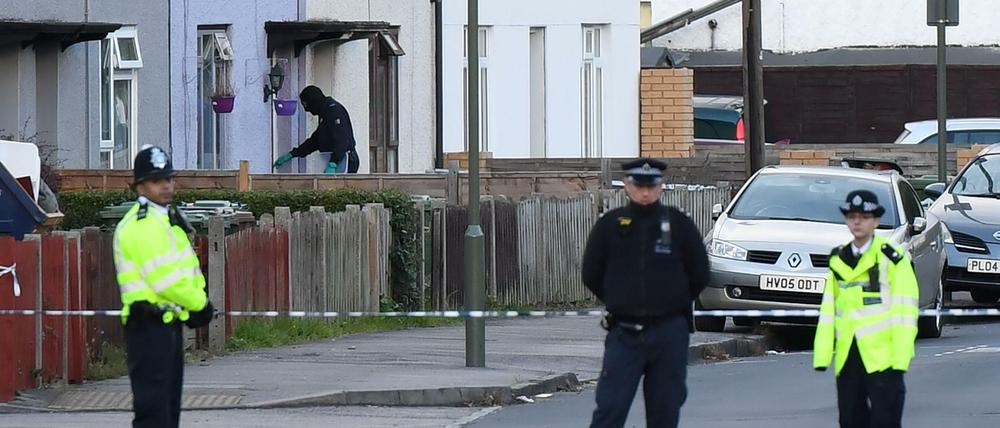 Polizisten bei einer Razzia in Sunbury, Surrey in der Nähe von London. 