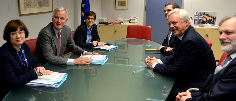 Mit leeren Händen. Während die EU Seite mit Michel Barnier (li.) ihre Papiere dabei hatte, saß die britische Seite mit David Davis (2. v. re.) ohne Unterlagen da.