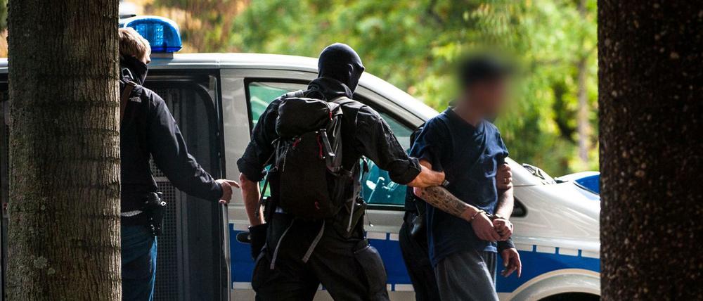 Einer der mutmaßlichen Rechtsterroristen auf dem Weg zum Ermittlungsrichter in Karlsruhe. 