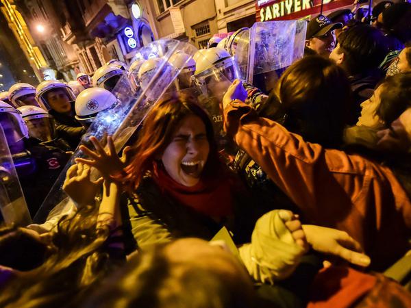 Demonstrantinnen gegen die türkische Polizei am Weltfrauentag.