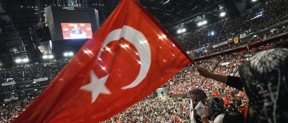 Anhänger bei einem Auftritt des türkischen Präsidenten Erdogan in Köln (Archivbild von 2014)