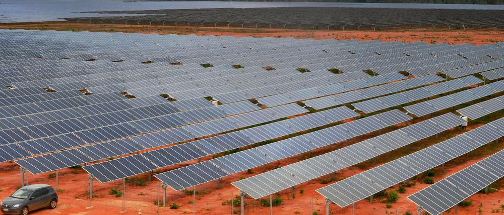 Mit den Einnahmen aus einem CO2-Preis könnte man den klimagerechten Umbau der Energieinfrastruktur finanzieren - etwa Solaranlagen wie die zurzeit größte Lateinamerikas im brasilianischen Pirapora.
