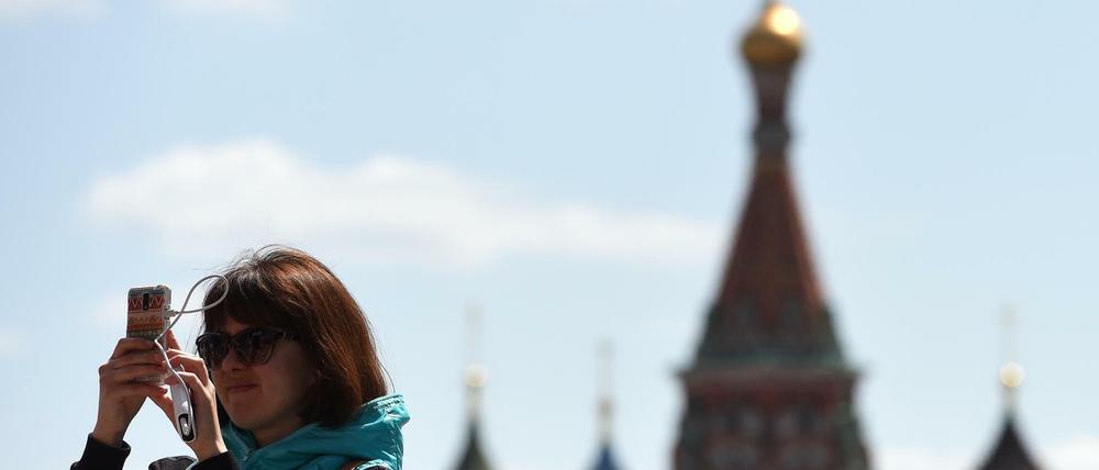 Eine Touristin auf dem Roten Platz in Moskau. Aus Deutschland kamen 2015 deutlich weniger Jugendliche nach Russland als in den Vorjahren. 