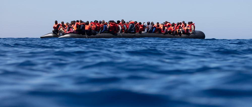 Ein Boot mit Flüchtlingen an Bord (Symboldbild).