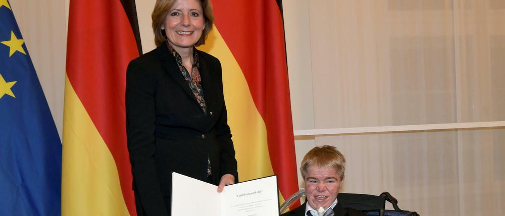 Rheinland-Pfalz' Regierungschefin Malu Dreyer überreicht Benni Over den Verdienstorden. 