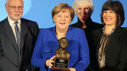 Bundeskanzlerin Angela Merkel mit dem Fulbright-Preis, der CNN-Journalistin Christine Amanpour (ganz rechts), sowie Manfred Philipp (links) und Mary Ellen Heian Schmider (halbrechts) von der Austauschorganisation. 