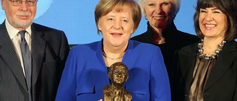 Bundeskanzlerin Angela Merkel mit dem Fulbright-Preis, der CNN-Journalistin Christine Amanpour (ganz rechts), sowie Manfred Philipp (links) und Mary Ellen Heian Schmider (halbrechts) von der Austauschorganisation. 