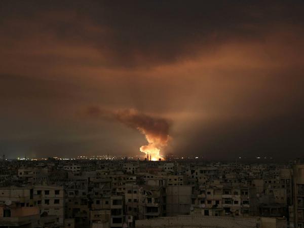Feuer und Rauch sind nach einem Luftangriff auf Ost-Ghouta zu sehen.