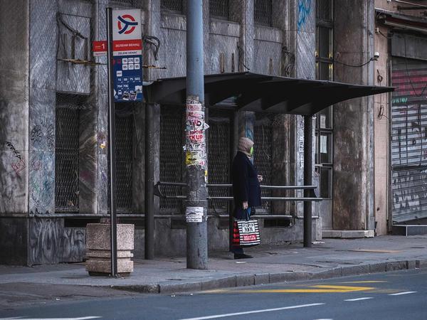 Der Busverkehr in Belgrads Umland wurde fast vollständig eingestellt. Viele müssen zur Arbeit laufen.