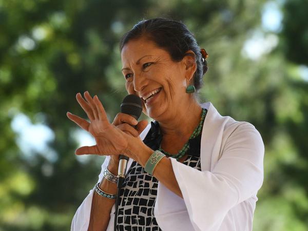 Deb Haaland ist eine der zwei ersten indigenen Frauen, die ins Repräsentantenhaus einziehen.