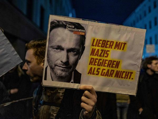 In Berlin wie in Erfurt wurde noch am Mittwochabend gegen die FDP demonstriert. 
