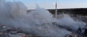 Rauch steigt auf über dem Dorf Balyun in der Provinz Idlib. Seit Wochen ist die syrische Armee auf dem Vormarsch, was der Türkei nicht gefällt.