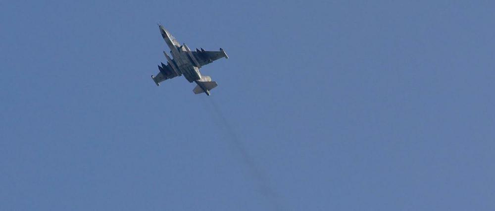 Ein russisches Kampfflugzeug des Typs Suchoi Su-25 über Syrien.