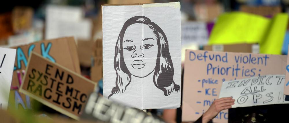 Ein Plakat auf einer Antirassismus-Demo Ende Mai in Hollywood zeigt das Portrait von Breonna Taylor, die durch Schüsse eines Polizisten starb.