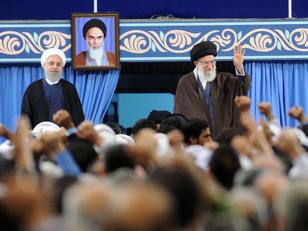 Trotzen den USA: Irans geistliches Oberhaupt Ajatollah Ali Chamenei (r.) Präsident Hasan Ruhani.