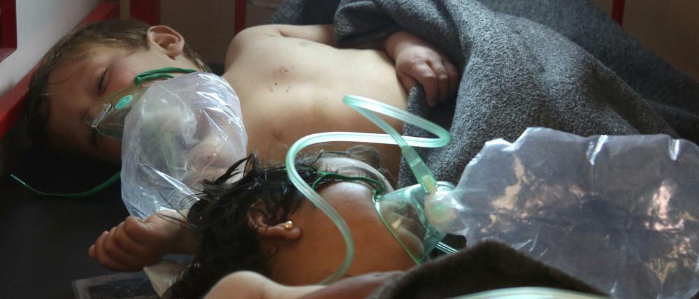 Zwei Kinder werden nach dem Gifgasangriff auf Chan Scheichun im Krankenhaus behandelt.