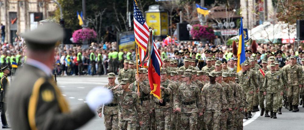 Bei der Militärparade zum ukrainischen Unabhängigkeitstag marschierten auch US-Soldaten mit