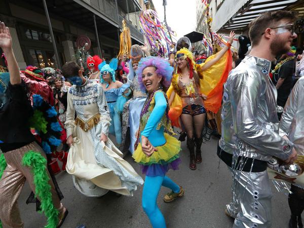 Im französischen Viertel in New Orleans feierten an Karneval tausende Menschen auf der Straße.