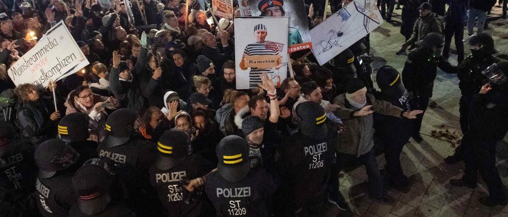 November 2020: Konfrontation der "Querdenker"-Demonstranten mit der Polizei.