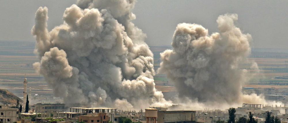 Aktivisten zufolge wurden durch syrische Luftangriffe mindestens vier Menschen getötet.