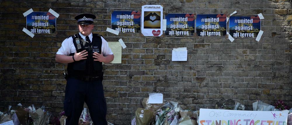 Ein Polizist bewacht den Tatort des jüngsten Terroranschlags in London, bei dem ein Lieferwagen in eine Gruppe von Muslimen raste.