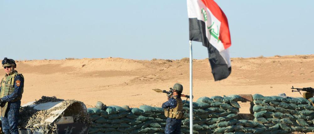 Irakische Regierungstruppen halten eine Stellung in der Wüste.