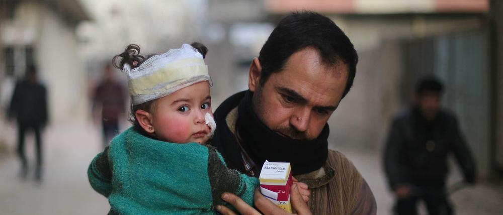 Ein syrischer Mann trägt ein verwundetes Baby im Ort Arbin in der Region Ost-Ghuta, direkt vor den Toren von Damaskus. Die noch von den Rebellen gehaltene Region ist von Truppen des Assad-Regimes abgeriegelt worden und wir aus der Luft angegriffen. Assad bereitet offenbar eine Bodenoffensive vor.