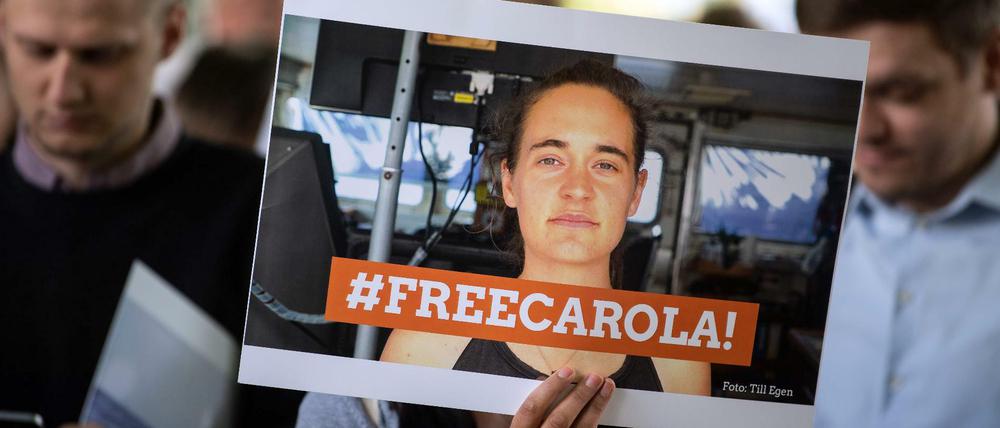 Demonstranten fordern die Freilassung von Carola Rackete.
