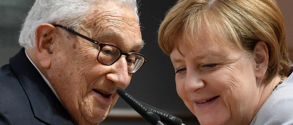 Der in Deutschland geborene ehemalige US-Außenminister Henry Kissinger und Bundeskanzlerin Angela Merkel beim Festakt zum 70. Jahrestag des Marshall-Plans. 