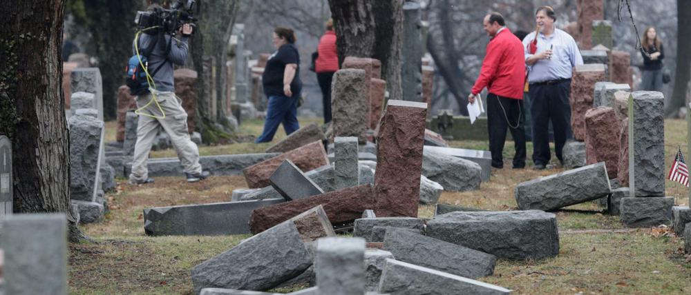 Mehr als 170 Grabsteine wurden jüngst an einem Wochenende auf einem jüdischen Friedhof in Rand von St. Louis (Missouri) umgestürzt. 