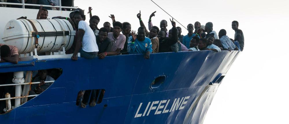 Keiner will sie. Die "Lifeline" mit 220 Geretteten an Bord, darf nirgendwo anlegen.  