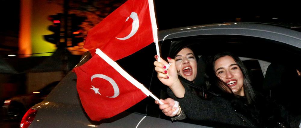 Junge Frauen feiern auf dem Berliner Kurfürstendamm den Sieg des Ja in der Türkei.