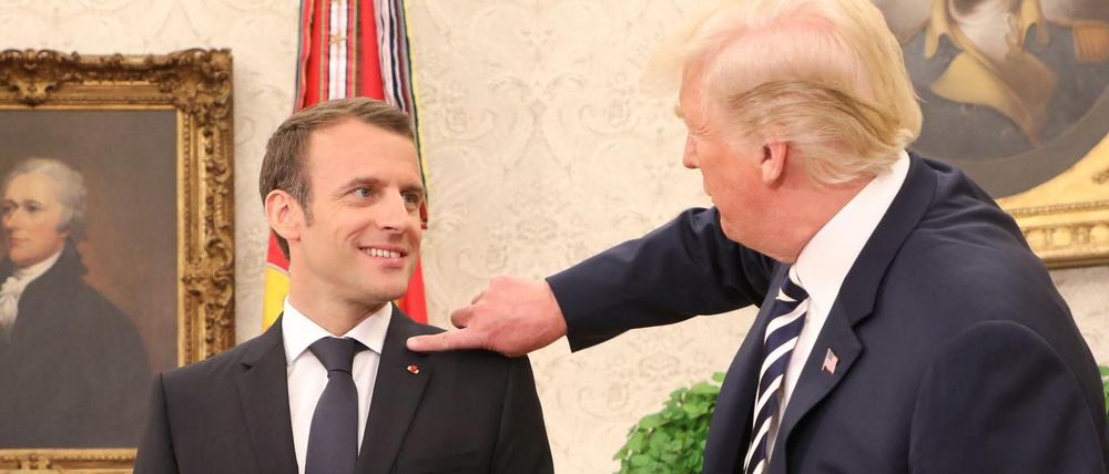 Vor laufender Kamera wischte US-Präsident Trump dem französischen Staatschef Macron Schuppen vom Anzug.