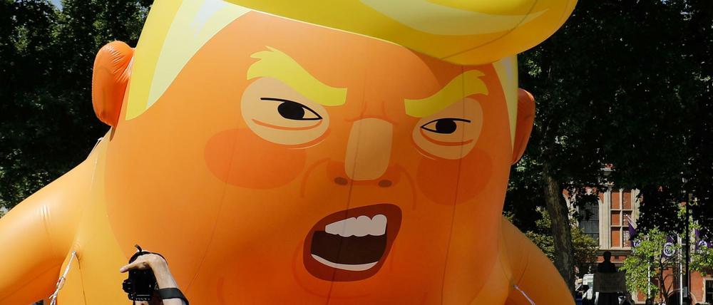 Aktivisten empfinden Donald Trump in London mit einem großen Trump-Balon. 