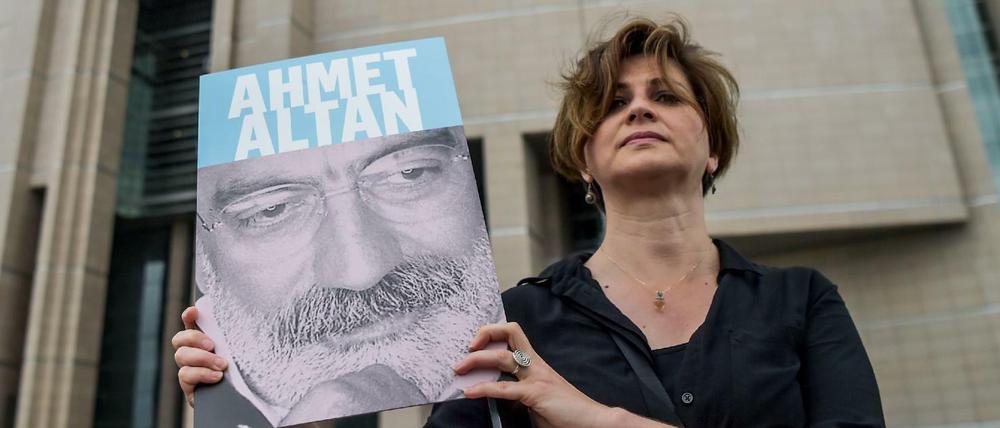 Ein türkisches Gericht verurteilte den prominenten türkischen Journalisten Ahmet Altan zu lebenslanger Haft - am Tag der Freilassung Deniz Yücels.
