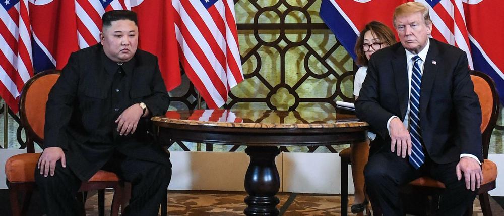Donald Trump (r.) und Nordkoreas Machthaber Kim Jong Un konnten sich in Hanoi nicht auf ein Gipfelergebnis einigen.