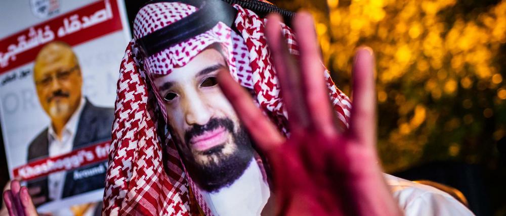 Vorwurf: Blutige Hände. Als bekannt wurde, dass Khashoggi im saudischen Konsulat ums Leben gekommen war, gab es heftige Proteste gegen Prinz bin Salman. 