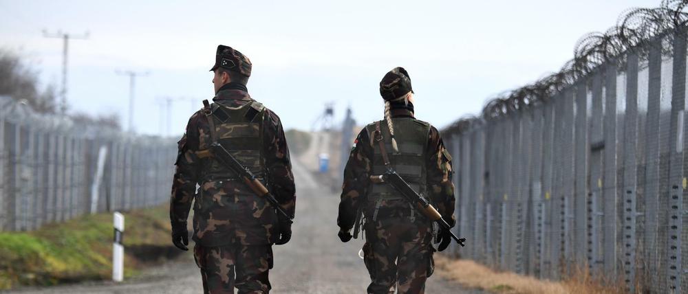 Soldaten patrouillieren entlang der ungarisch-serbischen Grenze. 