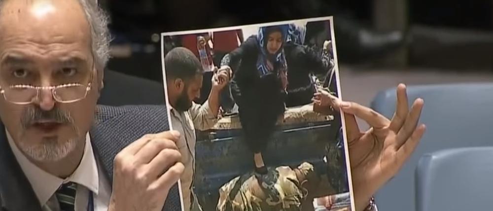 Syriens UN-Vertreter Bashar Jaafari zeigt ein Foto irakischer Milizen aus Falludscha als angeblichen Beleg für die Humanität der syrischen Armee in Aleppo.