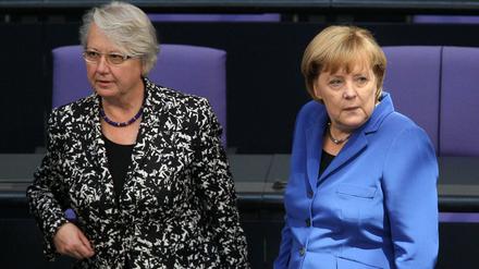 Eng beisammen: Bundeskanzlerin Angela Merkel mit Annette Schavan vor vier Jahren im Bundestag.