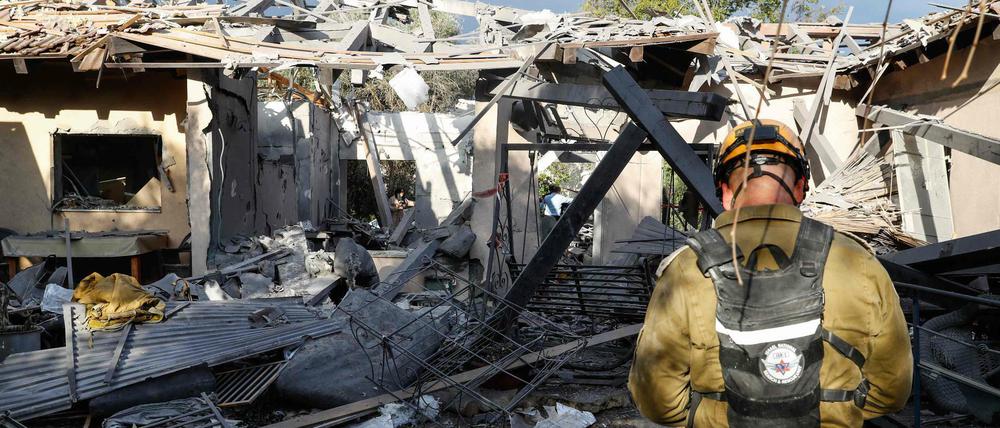 Bei dem Raketenangriff auf ein israelisches Wohnhaus wurden mehrere Menschen verletzt.