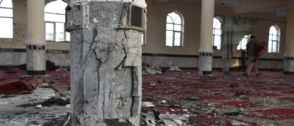 Trümmer und Glasscherben bedecken den Boden der Moschee in Kabul. 