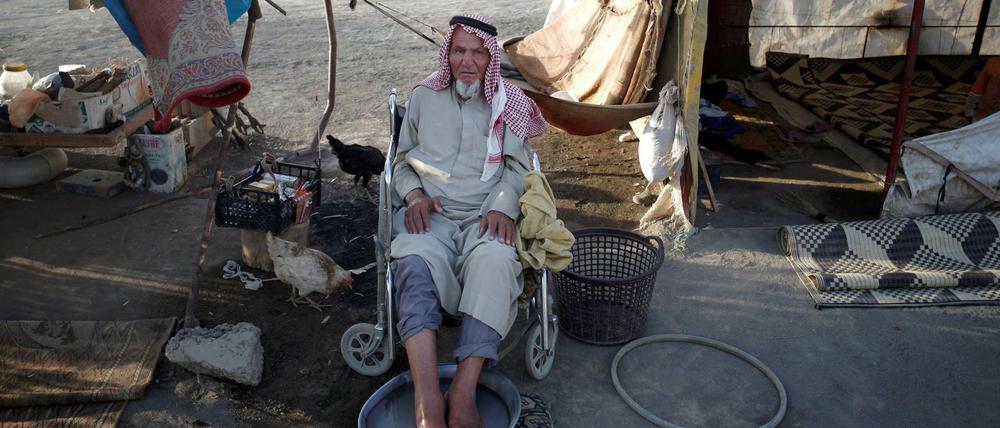 Dem „Islamischen Staat“ entkommen. Ein alter Mann aus Rakka hat in einem provisorischen Lager außerhalb der syrischen Stadt Schutz gefunden.