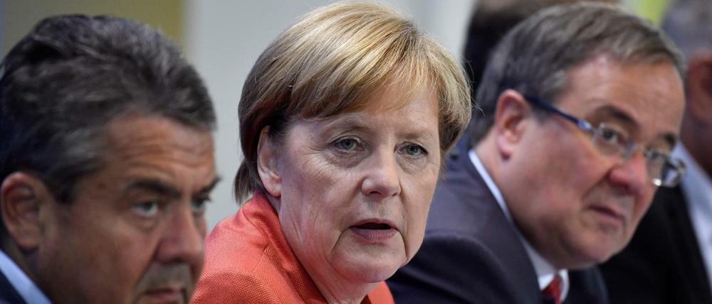 Bundeskanzlerin Angela Merkel, flankiert von Bundesaußenminister Sigmar Gabriel und NRW-Ministerpräsident Armin Laschet. 