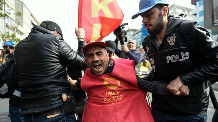 Demonstranten versuchten am 1. Mai, auf den abgesperrten Taksim-Platz in Istanbul zu gelangen. 
